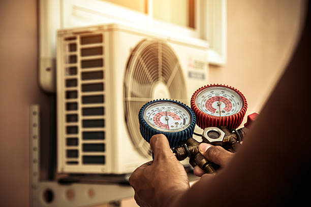 Professional Hvac technician working in Oakland, NJ
